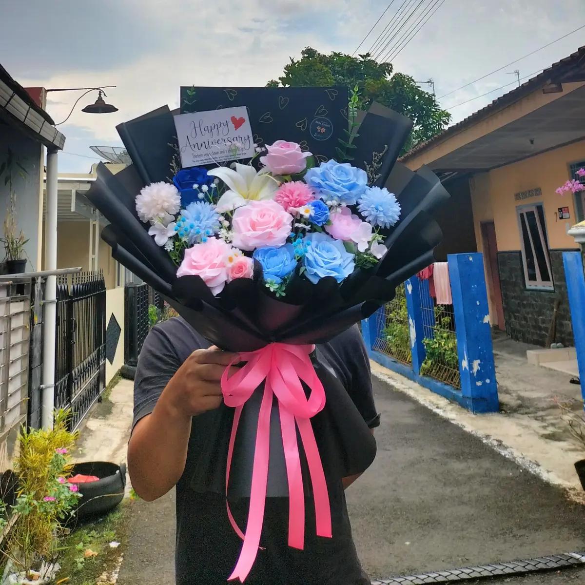 Buket bunga mawar mix pink biru wrapping hitam Luminus untuk anniversary kirim area purwokerto