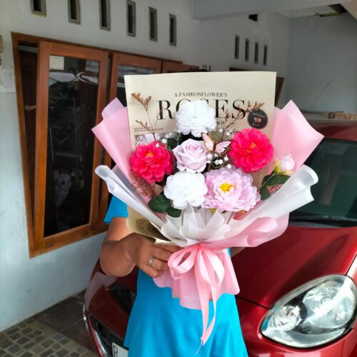 jual buket bunga mawar pink sakura untuk acara ulang tahun atau sempro skripsi bisa kirim area Purwokerto