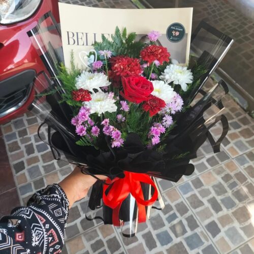 Buket bunga fresh flower mawar merah wrapping hitam